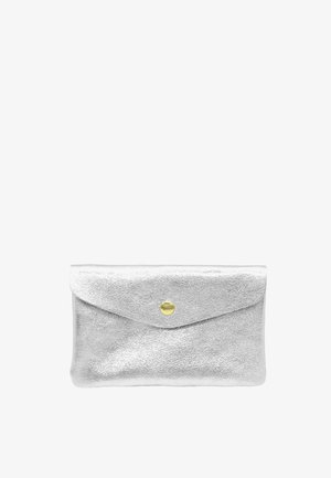 Pochette en cuir argenté texturé avec rabat et fermeture centrale unique par bouton doré sur fond blanc.