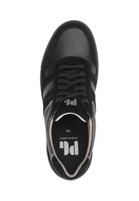 Zwarte sneaker met een glad leren bovenwerk, suède accenten, ronde neus en contrasterende grijze strepen. Inclusief stoffen veters en logo op de binnenzool.