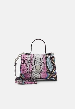Mała torebka z wzorem skóry węża w kolorach różowym, białym i niebieskim, srebrnym zapięciem, górnym uchwytem i odpinanym paskiem na ramię.