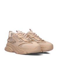 Beige sneakers met mesh en tonale accenten, ronde neuzen en gestructureerde zolen. Heeft decoratieve studs langs de zijkanten en veters.