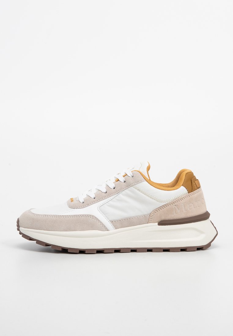 Sneaker mit einer Mischung ausweißem Leder, beigem Wildleder und einer braunen Gummisohle. Runde Zehenform mit flachen Schnürsenkeln und einem gepolsterten Kragen.
