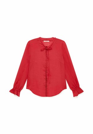 Blouse rouge à manches longues avec boutonnage devant, poignets volantés et nœud noué au niveau de l'encolure.