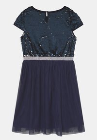 Marineblaues Kleid mit einem Pailletten-Oberteil, kurzen Ärmeln, einem Schlüsselloch-Rücken und einem Tüllrock mit einem silbernen Taillenbund. Glatte Textur durchgehend.