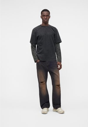 Wasted Paris, SCRIPT BARRET PANT UNISEX - Relaxed fit jeans - dust blue