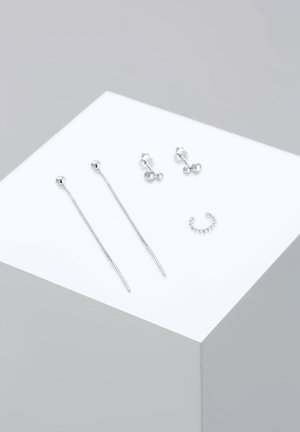 Set aus silbernen Ohrringen, bestehend aus zwei Stäbchenohrringen mit kugeligen Oberteilen, zwei runden Steckerohrringen und einem strukturierten Kreolenohrring.