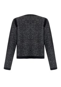 Cardigan lavorato a maglia nero e grigio con una forma corta, maniche lunghe e un motivo testurizzato. Presenta dettagli neri solidi sulle spalle.