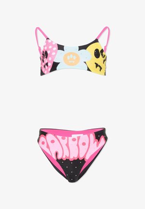 Bikini deux pièces avec bretelles roses, un haut orné de visages souriants colorés et de fleurs, et un bas noir avec un texte rose vif « PARROTW ».