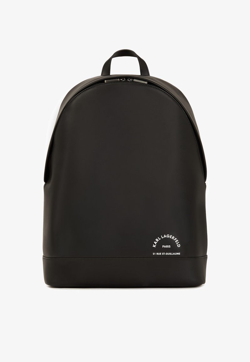 Μαύρο σακίδιο πλάτης φτιαγμένο από λείο, ανθεκτικό υλικό με στρογγυλή κορυφή, κλείσιμο με φερμουάρ και λευκή λεπτομέρεια branding στο κάτω μέρος.