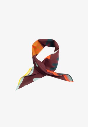 Bufanda de seda con patrones abstractos en naranja, amarillo, teal y burdeos, con una textura suave y un diseño triangular.