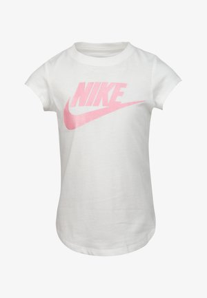 T-shirt de algodão branca com decote redondo e mangas curtas, apresentando um grande logotipo rosa da Nike impresso na frente.