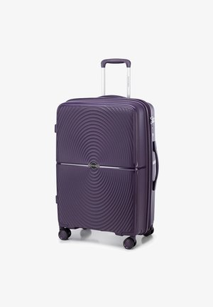 Maleta rígida morada con un patrón ondulado texturizado, mango telescópico, ruedas duales y un mango lateral de transporte. Logo de la marca exhibido de manera prominente.