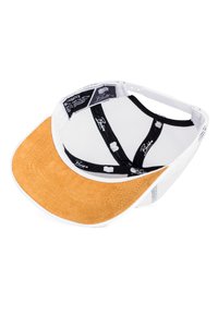 Gorra de béisbol blanca con visera de ante marrón. El interior presenta malla negra y etiquetas de marca. La visera es ligeramente curva con costuras visibles.