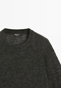 Pull en maille gris foncé à col rond avec une texture douce et une étiquette Massimo Dutti à l'intérieur de l'encolure.