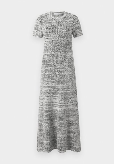 Abito maxi in maglia con maniche corte e collo rotondo, caratterizzato da un motivo mélange bianco e nero e un orlo svasato.