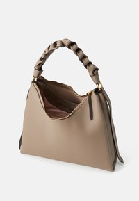 Sac à main avec poignée tressée en cuir beige à finition texturée, doté d'une fermeture éclair dorée et d'une doublure intérieure brune.