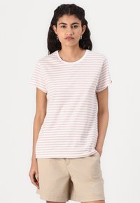 Stripet kortermet t-skjorte i lys rosa og hvit, med rund hals og avslappet passform. Brukt med khaki shorts.