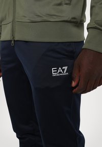 EA7 Emporio Armani TRAIN CORE SUIT - Treningas - green/blue