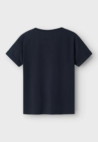 Camiseta de manga corta azul marino con escote redondo, mangas dobladas y textura suave; diseño sencillo sin patrones ni adornos.
