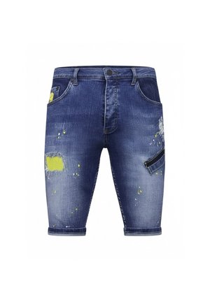 Blauwe denimshorts met opgerolde boorden, versleten plekken, gele verfspatten en voor- en zijzakken inclusief een kleine gele patch.