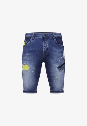 Blauwe denimshorts met opgerolde boorden, versleten plekken, gele verfspatten en voor- en zijzakken inclusief een kleine gele patch.