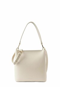 Sac à main en cuir beige texturé avec une seule bandoulière ajustable. Il présente des ferrures dorées et une forme rectangulaire minimaliste.