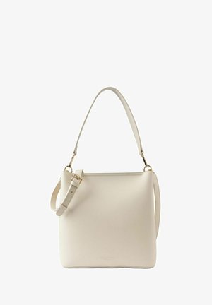 Sac à main en cuir beige texturé avec une seule bandoulière ajustable. Il présente des ferrures dorées et une forme rectangulaire minimaliste.