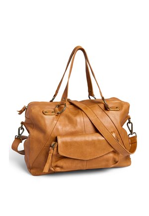 Sac de voyage en cuir brun avec double poignée, bandoulière amovible et poche avant zippée avec rabat sur fond blanc.