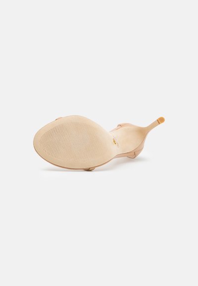Stuart Weitzman Sandále na vysokom opätku - beige