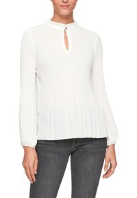 Blusa bianca plissettata con maniche lunghe, collo alto, apertura a chiave e dettaglio con bottone al colletto. Texture liscia, design minimalista.