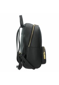 Zaino nero con texture, dotato di accessori in oro, tasche laterali con zip e spallacci regolabili. Presenta una maniglia superiore per un trasporto più semplice.