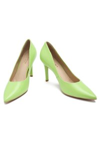 Zielone lakierowane szpilki z wyciąganym noskiem, smukłym obcasem w stylu stiletto i gładką powierzchnią. Minimalistyczny design, bez widocznych wzorów lub akcentów.