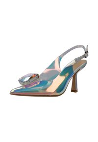 Scarpa con tacco a spillo, con punta affusolata, realizzata in plastica iridescente e con un grande gioiello sfaccettato sulla parte anteriore. Finiture in argento e suola beige.