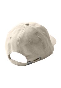 Gorra de algodón beige con visera curvada, que presenta un acabado texturizado y un cierre de hebilla de metal deslizante en la parte trasera para un ajuste ajustable.