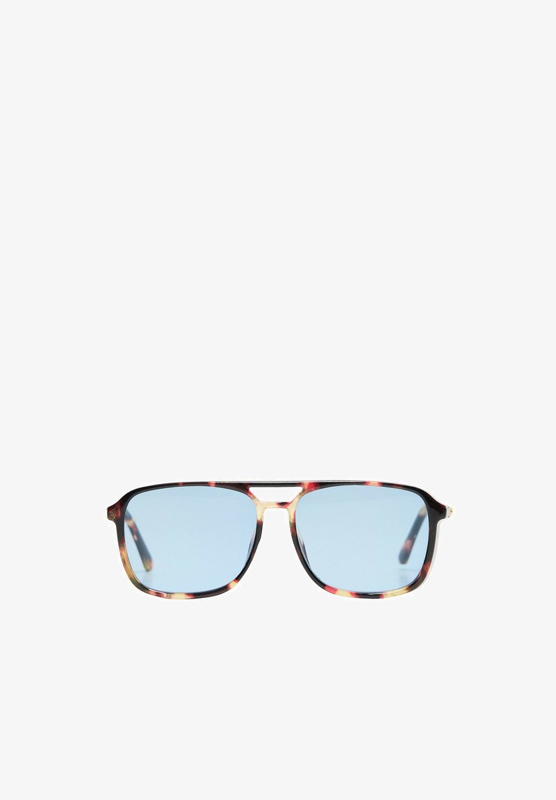 Lunettes avec verres rectangulaires teintés en bleu et une monture écaille à double pont.