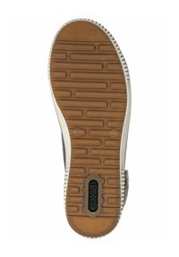 La suela del zapato presenta una suela de goma texturizada con surcos y relieves para mayor tracción, de color marrón con un borde blanco y un logotipo embosado.