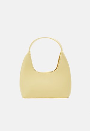 Petit sac à épaule jaune clair avec une forme incurvée et une seule bandoulière, présenté sur un fond gris clair uni.