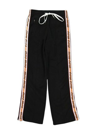 Pantalones negros de pierna ancha con cintura de cordón blanca y franjas laterales con el logo "miu miu" repetido en negro sobre fondo naranja y blanco.