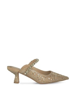 Talons slingback en maille beige avec un bout pointu, rehaussés de découpes géométriques et d'accents en strass; dotés d'un talon bas et évasé.