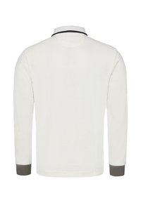 Bílá košile s dlouhým rukávem s tmavě šedými manžetami a límečkem s tmavě šedým pruhem, zobrazena zezadu.