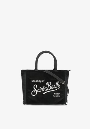 Borsa tote in velluto nero con una grande grafica bianca ricamata con la scritta "Dreaming of Saint Barth Winter Paradise." Include due manici superiori e una tracolla.