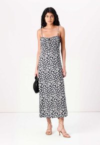 Rochie maxi florală neagră, cu bretele subțiri ajustabile, bust ajustat și fustă fluidă. Purtați-o cu sandale strappy nude și o geantă de mână neagră.