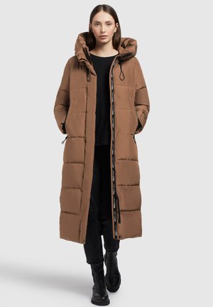 Brauner Puffer-Parkas mit langer Silhouette, Kapuze, Reißverschluss und elastischen Kordeln. Mit schwarzem Logo-Detail entlang des Reißverschlusses.