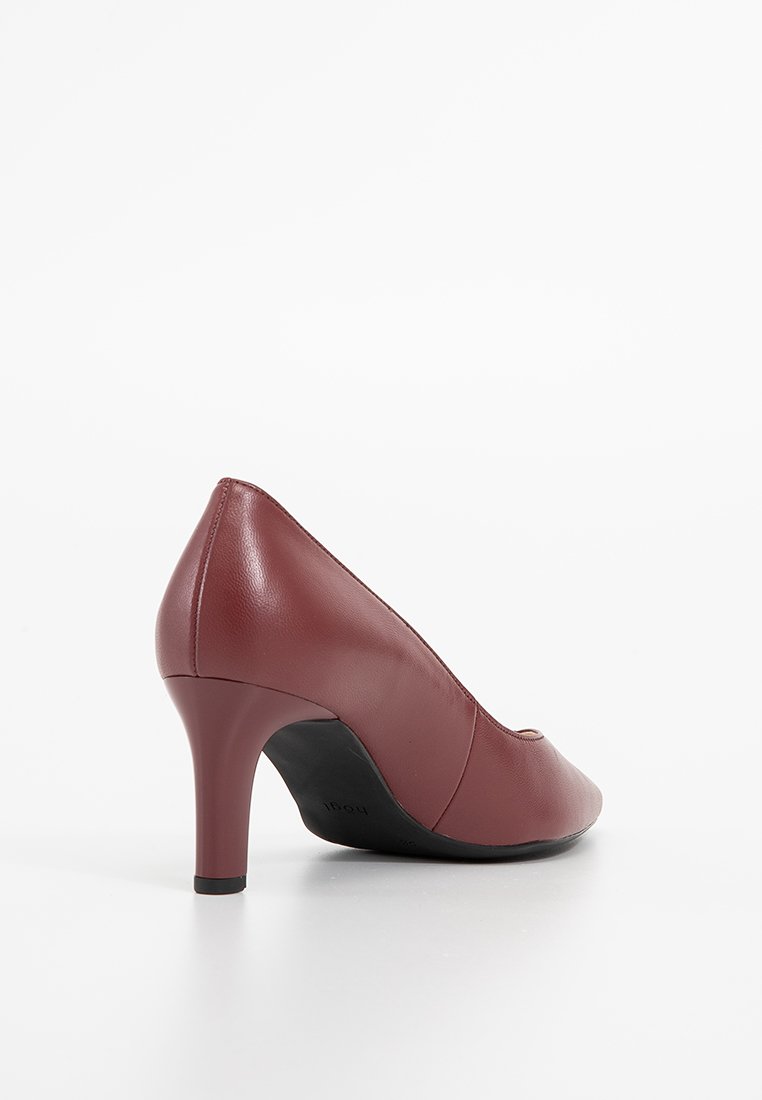 Scarpa con tacco alto in pelle bordeaux, punta affusolata e tacco svasato. Texture liscia, design minimal e una leggera lucentezza.