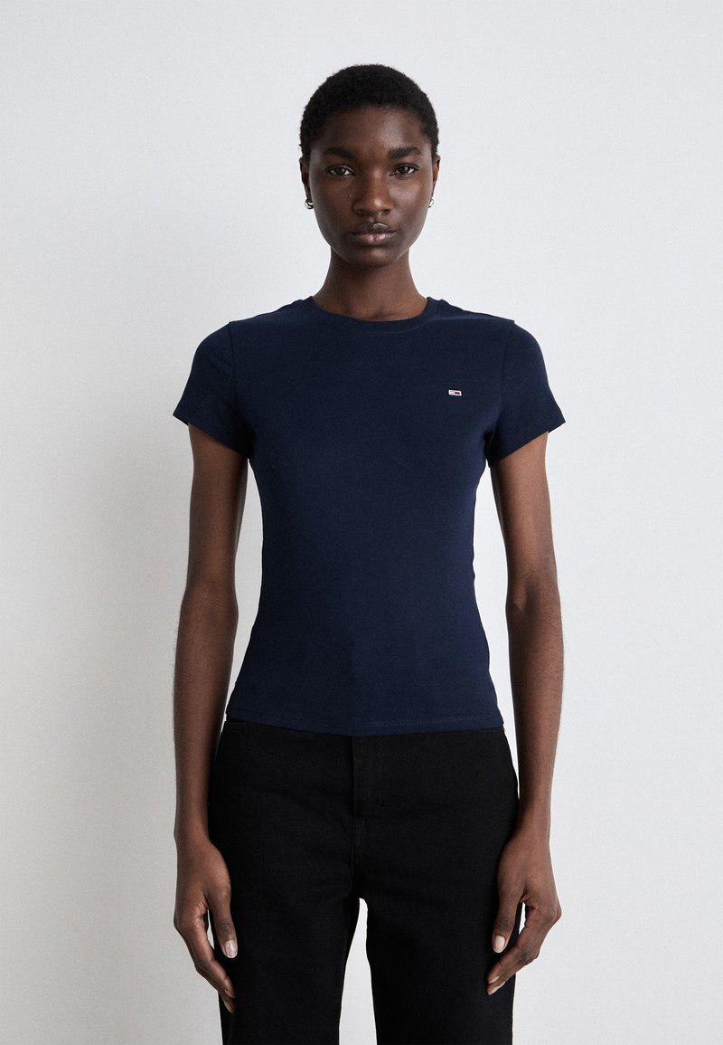 T-shirt aderente blu navy in cotone, con maniche corte e scollo rotondo. Piccolo logo sul petto. Texture liscia.