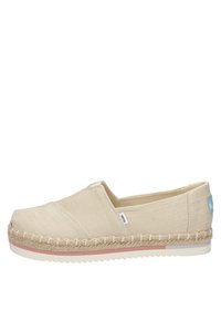 Scarpa slip-on in canvas beige con una finitura testurizzata, dettagli in corda di juta attorno alla suola e un accento rosa chiaro sul bordo inferiore.