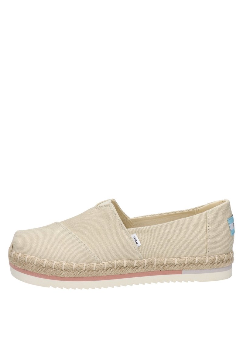 Scarpa slip-on in canvas beige con una finitura testurizzata, dettagli in corda di juta attorno alla suola e un accento rosa chiaro sul bordo inferiore.