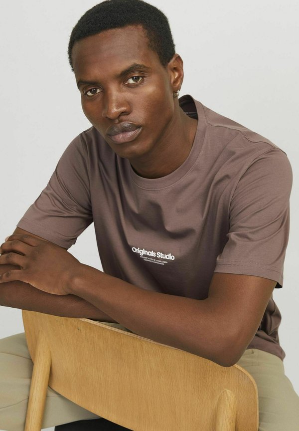 JORVESTERBRO CREW NECK - Print T-shirt - deep taupe2
