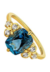 Anillo de oro con una gran piedra preciosa rectangular azul en el centro, rodeada por cuatro piedras pequeñas transparentes, todo montado en una banda de oro pulido.