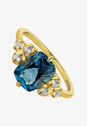 Anillo de oro con una gran piedra preciosa rectangular azul en el centro, rodeada por cuatro piedras pequeñas transparentes, todo montado en una banda de oro pulido.