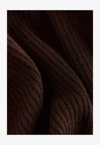 Unselected, chocolate brown
